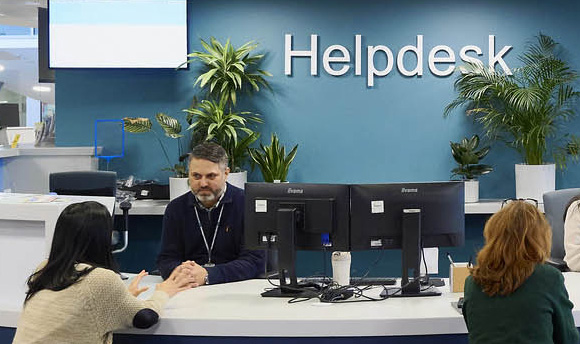 Several students speaking to staff members at the LRC Helpdesk